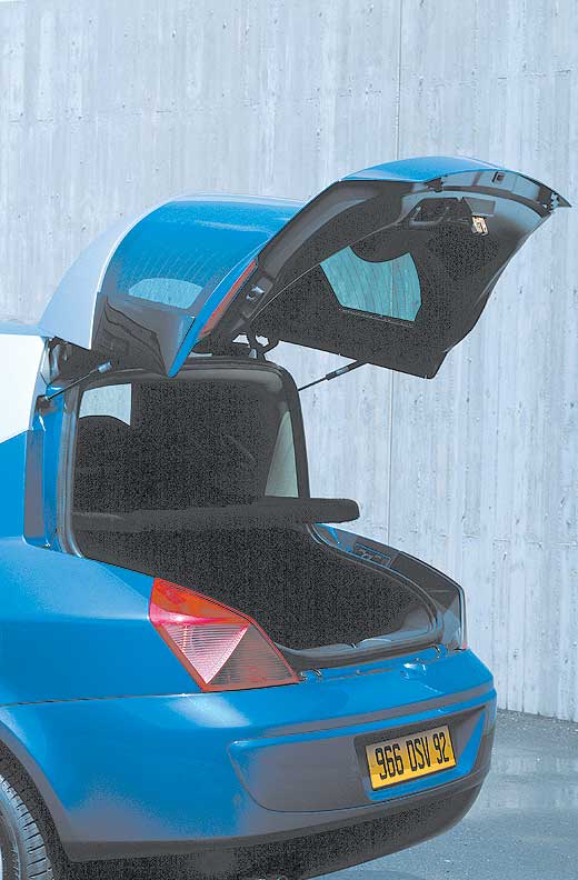 У Renault Avantime огромная крышка 550-литрового багажника