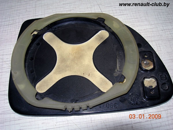 Зеркало заднего вида Renault Clio (после 1994 г.). Для снятия зеркала нужно повернуть белое кольцо