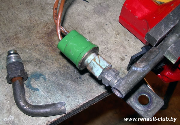 Отрезанный кусок трубки с изгибом