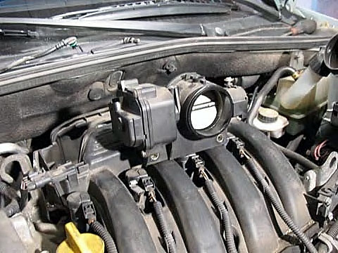 Снятие блока дроссельной заслонки (K4M, Renault)