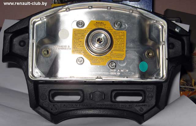 Подушка безопасности водителя Renault Laguna (вид сзади)
