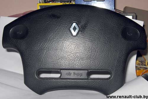 Подушка безопасности водителя Renault Laguna (вид спереди)