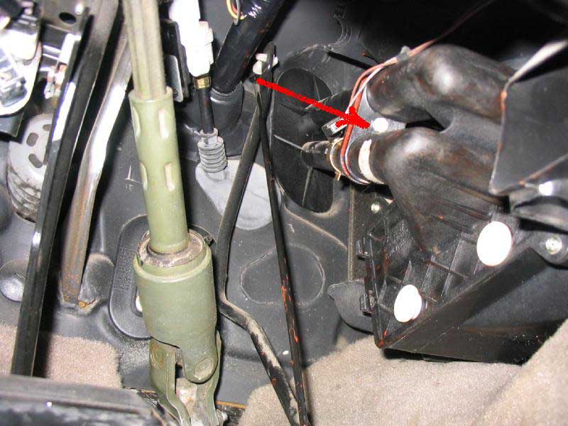 Разъединить трубки радиатора со шлангами системы охлаждения Разъединить трубки радиатора со шлангами системы охлаждения