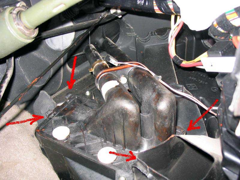 4 защелки, которые фиксируют радиатор в корпусе печки 4 защелки, которые фиксируют радиатор в корпусе печки