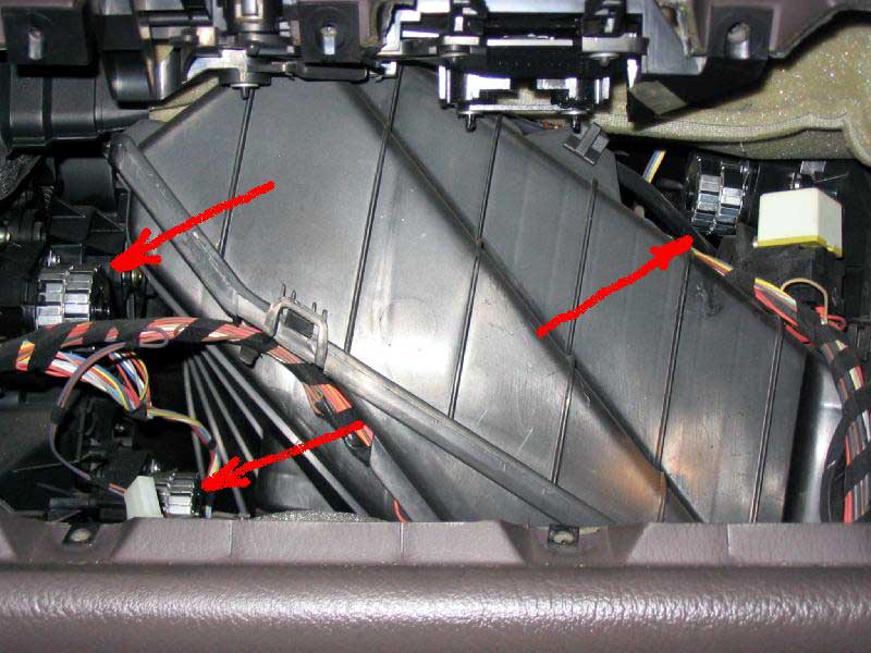 Через образовавшийся проем прекрасно видны 3 сервопривода управляющих заслонками Через образовавшийся проем прекрасно видны 3 сервопривода управляющих заслонками