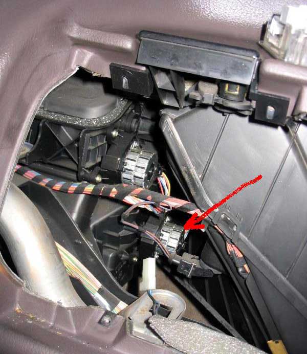 Третий сервопривод, находящийся так же на корпусе отопителя Третий сервопривод, находящийся так же на корпусе отопителя