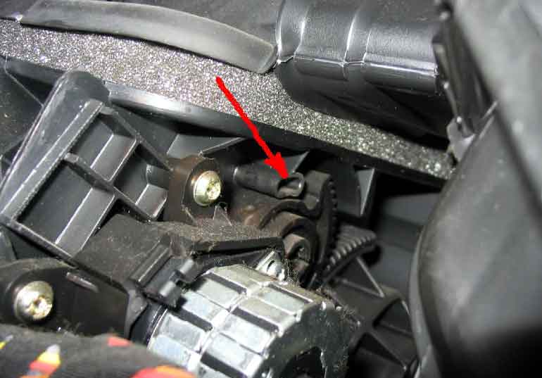 На концах шестерни есть специальные уступы под ограничители хода установленные на корпусе печки На концах шестерни есть специальные уступы под ограничители хода установленные на корпусе печки